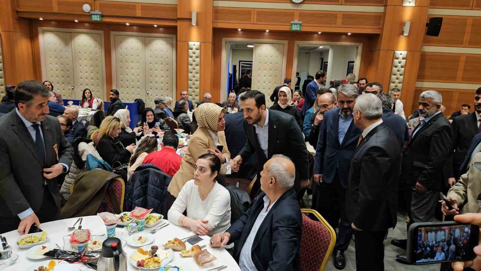 İstanbul’da şehit yakınları ve gaziler iftarda buluştu
İstanbul’da şehit yakınları ve gaziler iftarda buluştu