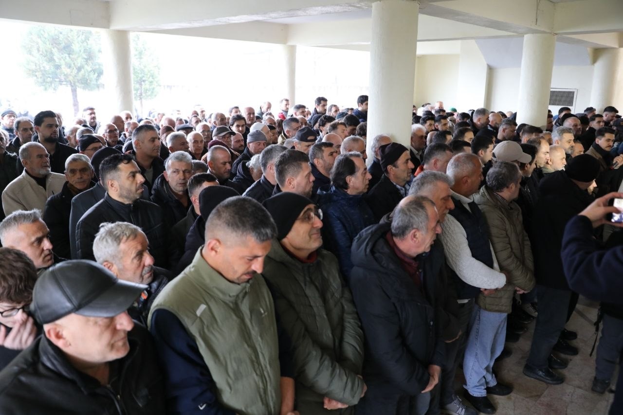 İstanbul’da silahlı saldırıda ölen genç futbolcu son yolculuğuna uğurlandı
