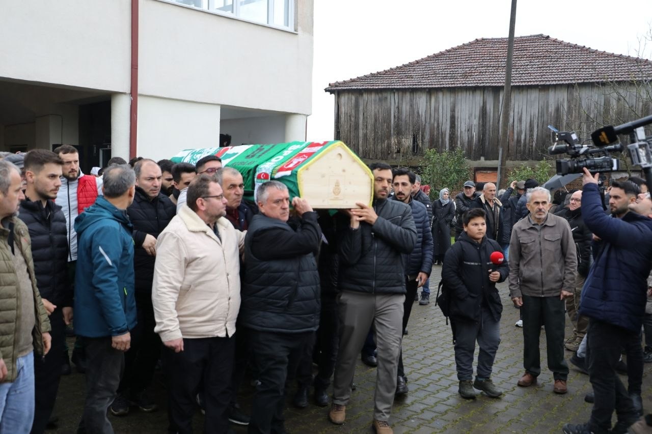 İstanbul’da silahlı saldırıda ölen genç futbolcu son yolculuğuna uğurlandı
