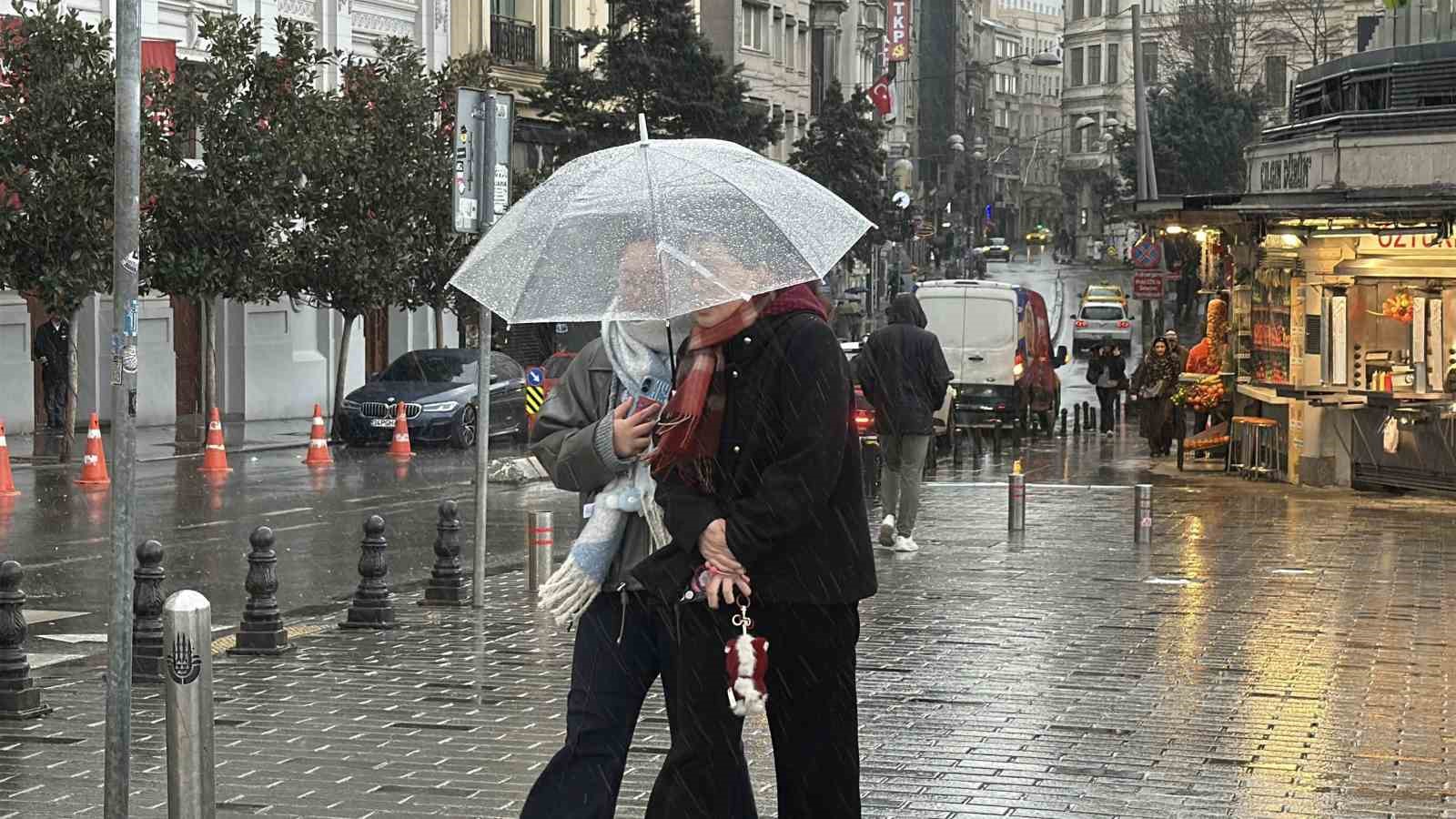 İstanbul’da soğuk hava ve yağmur etkili oluyor

