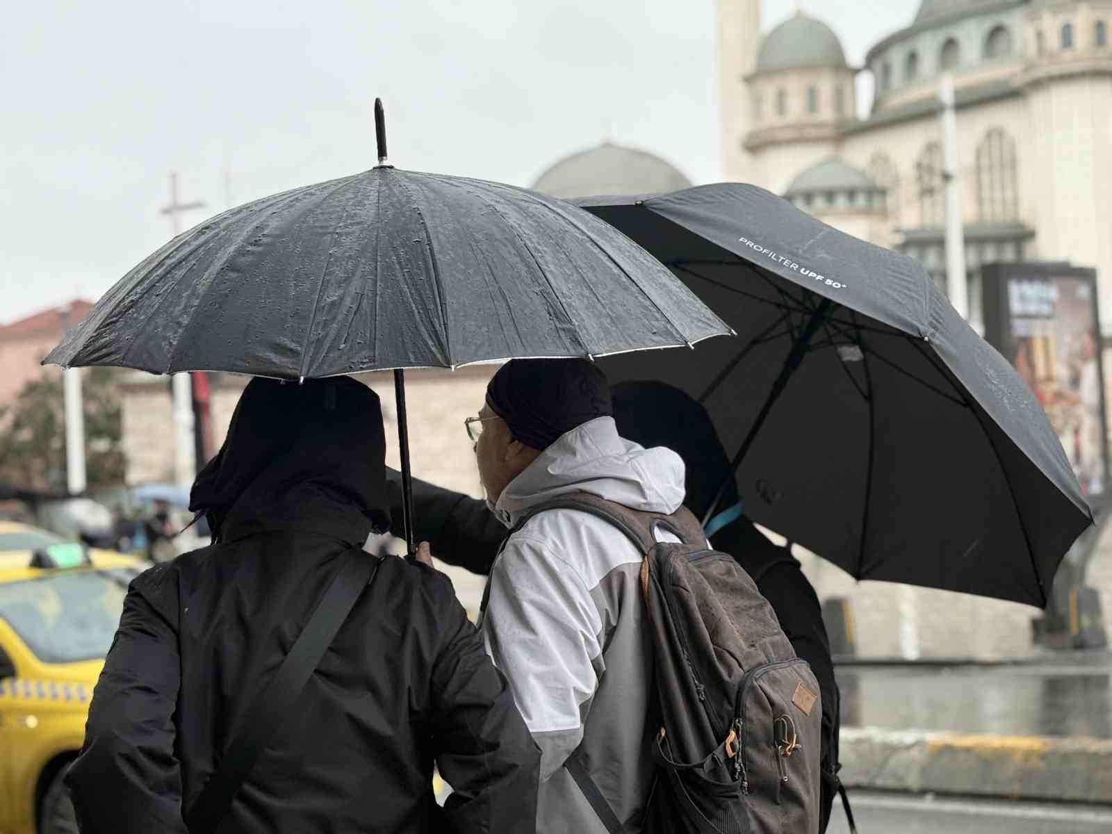 İstanbul’da soğuk hava ve yağmur etkili oluyor
