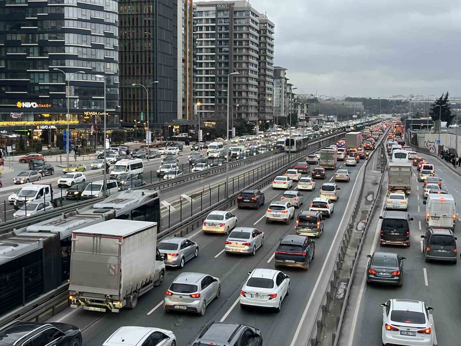 İstanbul’da trafik yoğunluğu yüzde 80’e ulaştı
