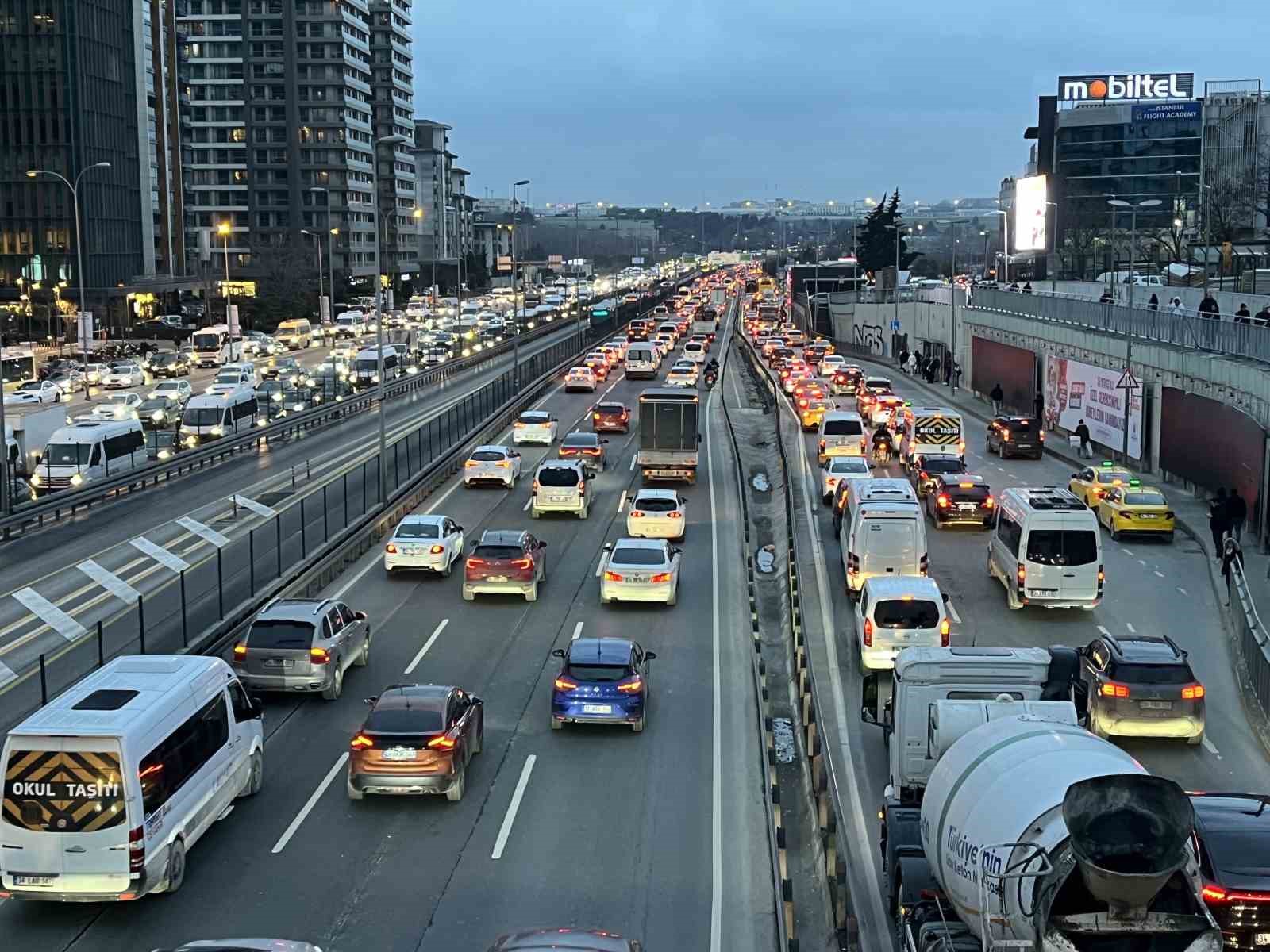 İstanbul’da trafik yoğunluğu yüzde 80’e ulaştı
