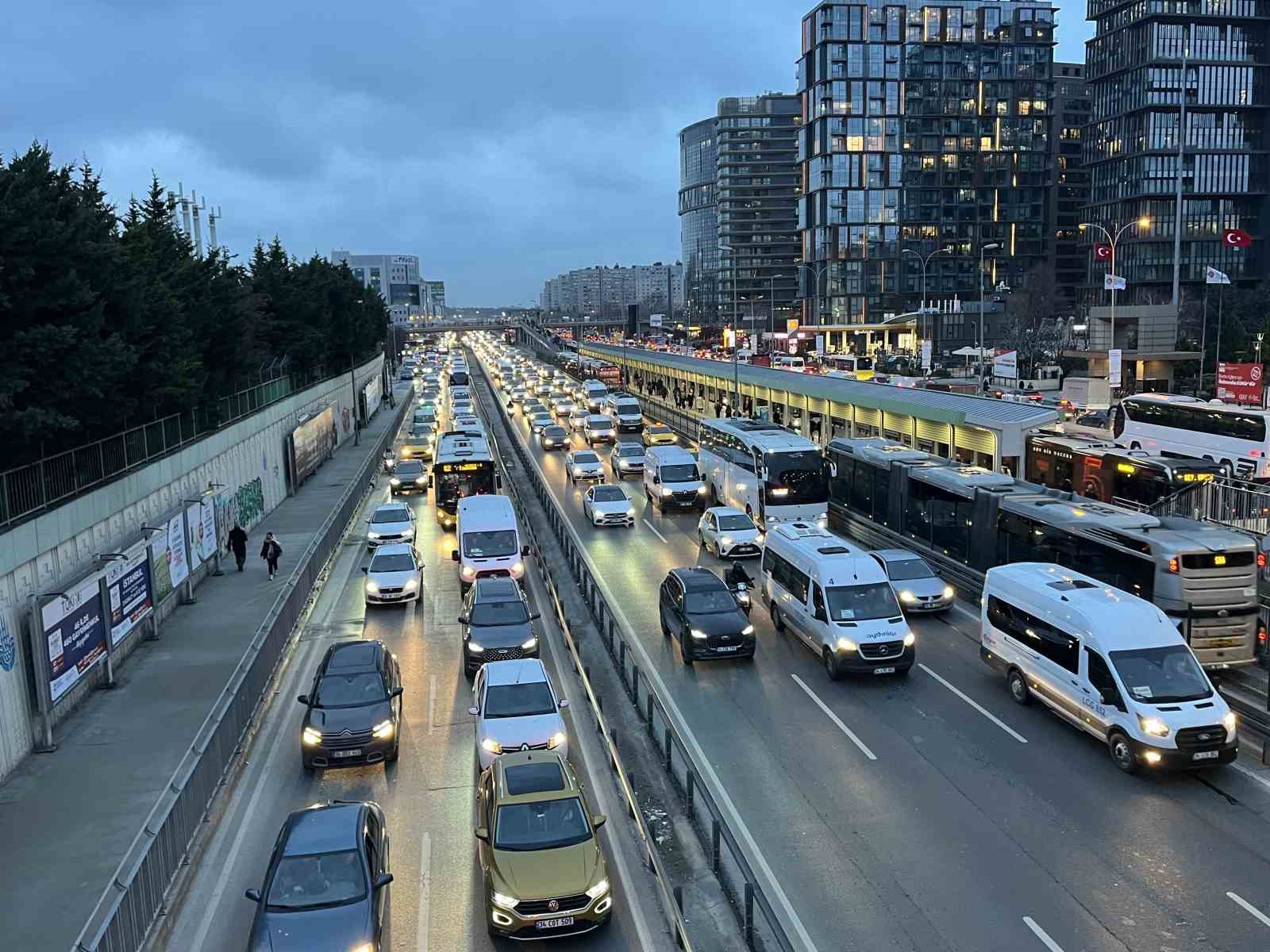 İstanbul’da trafik yoğunluğu yüzde 80’e ulaştı

