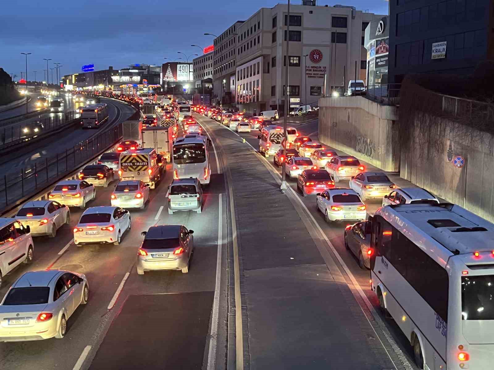 İstanbul’da trafik yoğunluğu yüzde 83’e ulaştı
