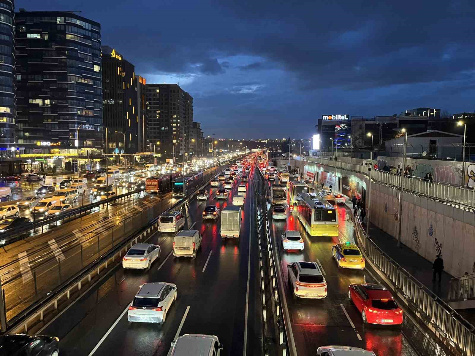 İstanbul’da  trafik yoğunluğu yüzde 83’e ulaştı
