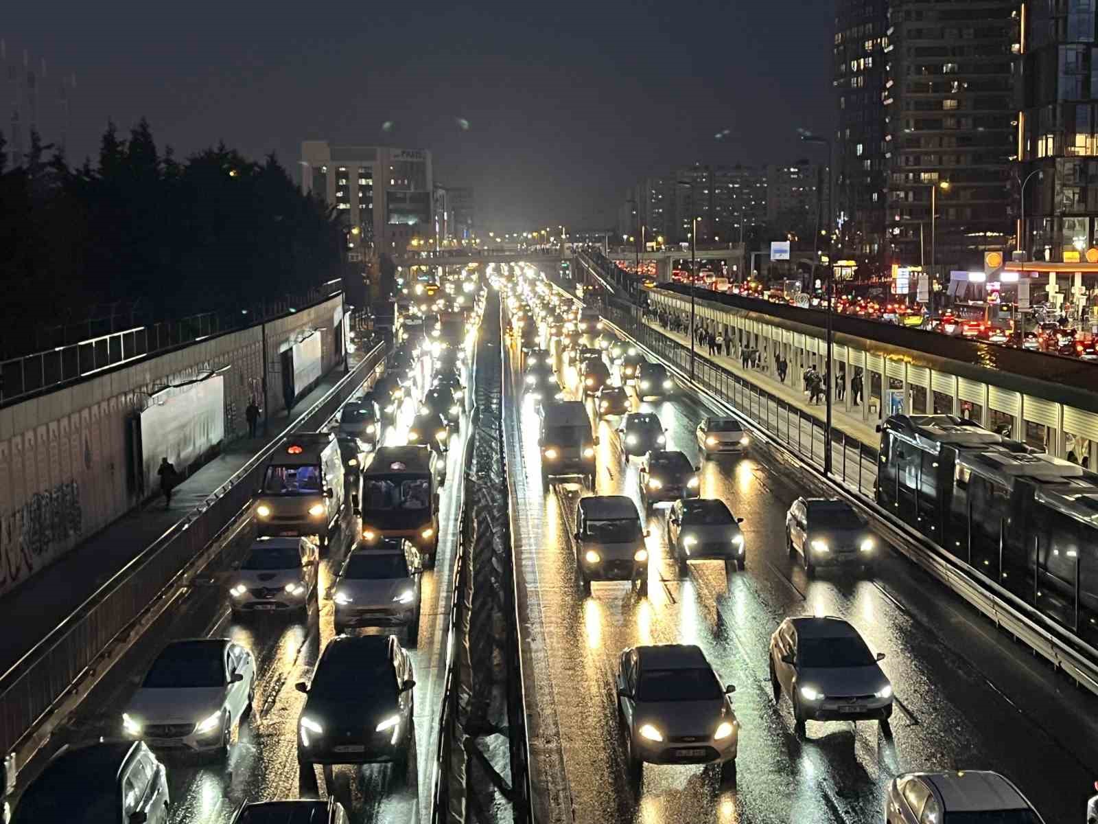 İstanbul’da  trafik yoğunluğu yüzde 83’e ulaştı
