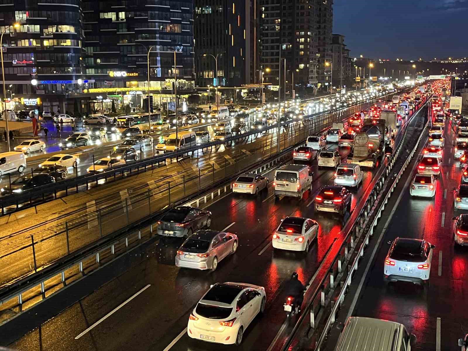 İstanbul’da  trafik yoğunluğu yüzde 83’e ulaştı
