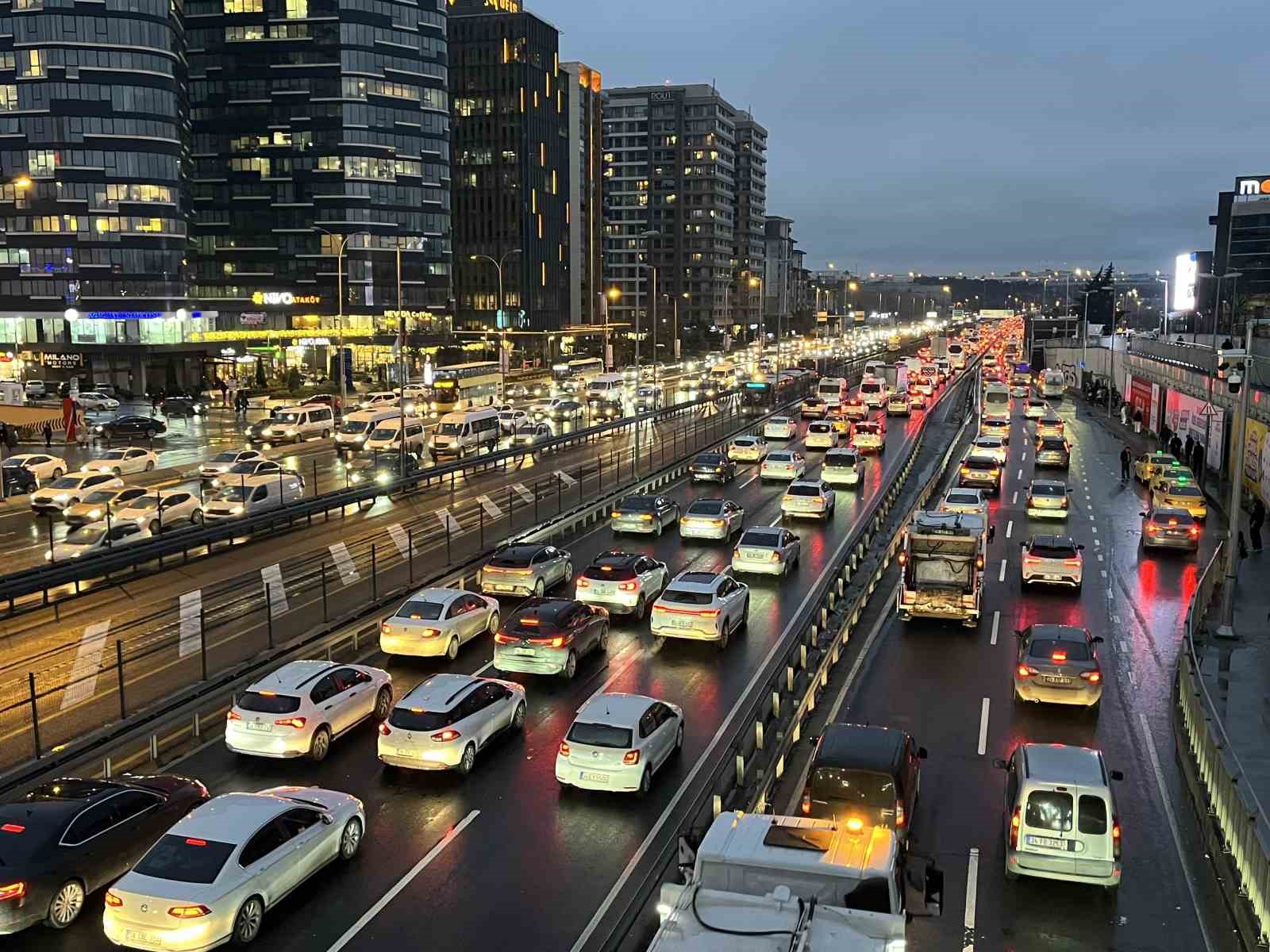 İstanbul’da trafik yoğunluğu yüzde 87’e ulaştı
