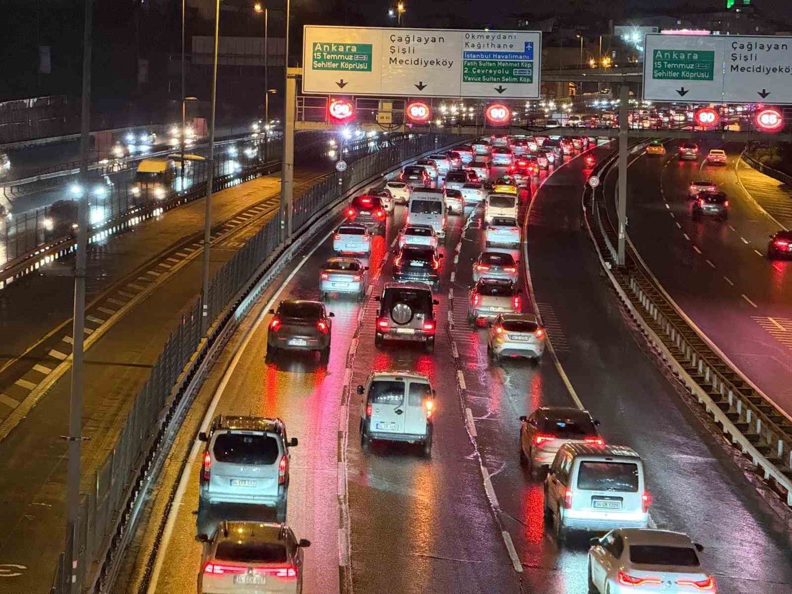 İstanbul’da trafik yoğunluğu yüzde 90’a ulaştı
