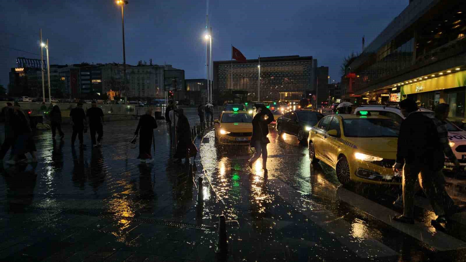 İstanbul’da uyarıların ardından sağanak yağış başladı
