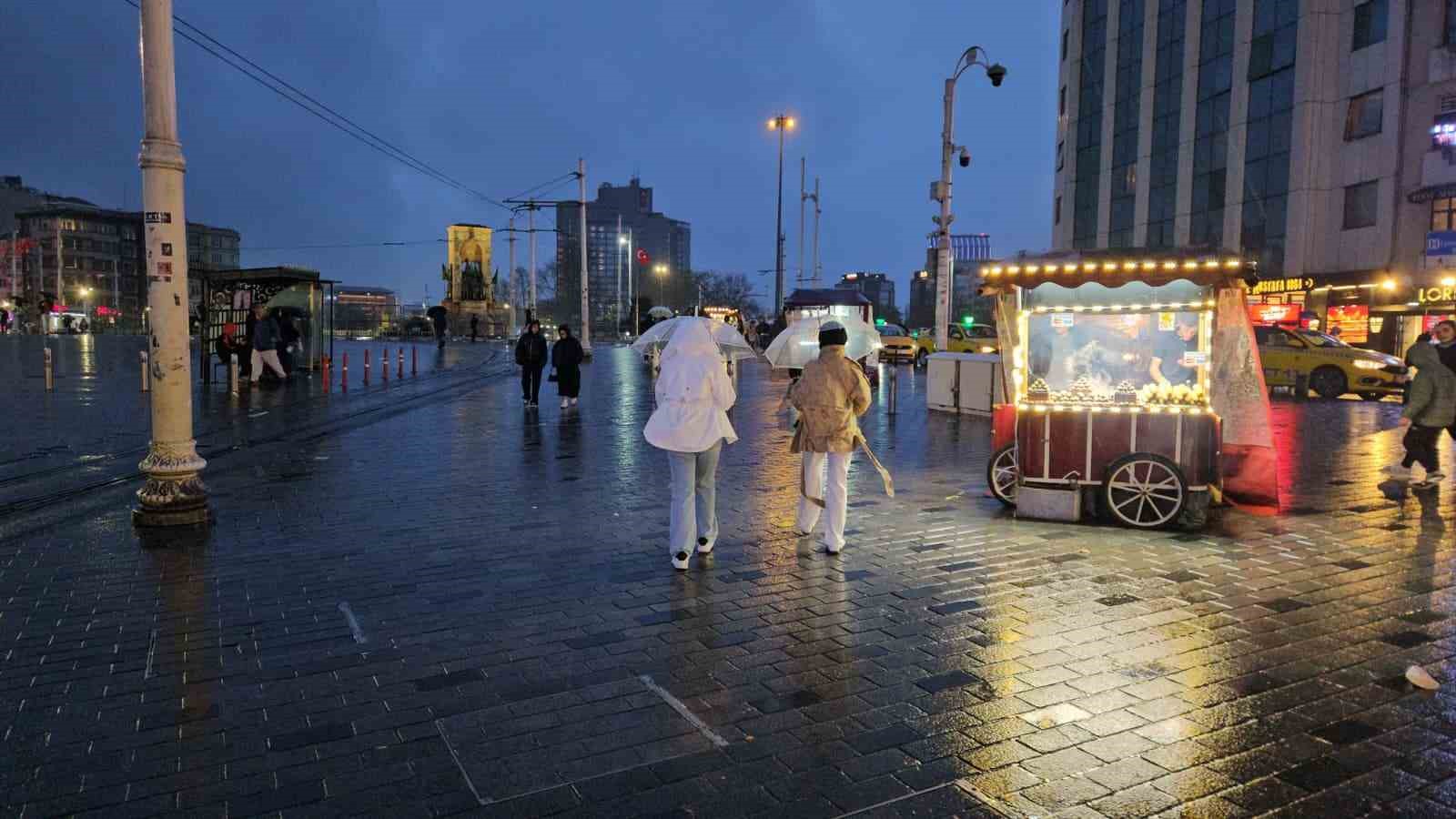 İstanbul’da uyarıların ardından sağanak yağış başladı
