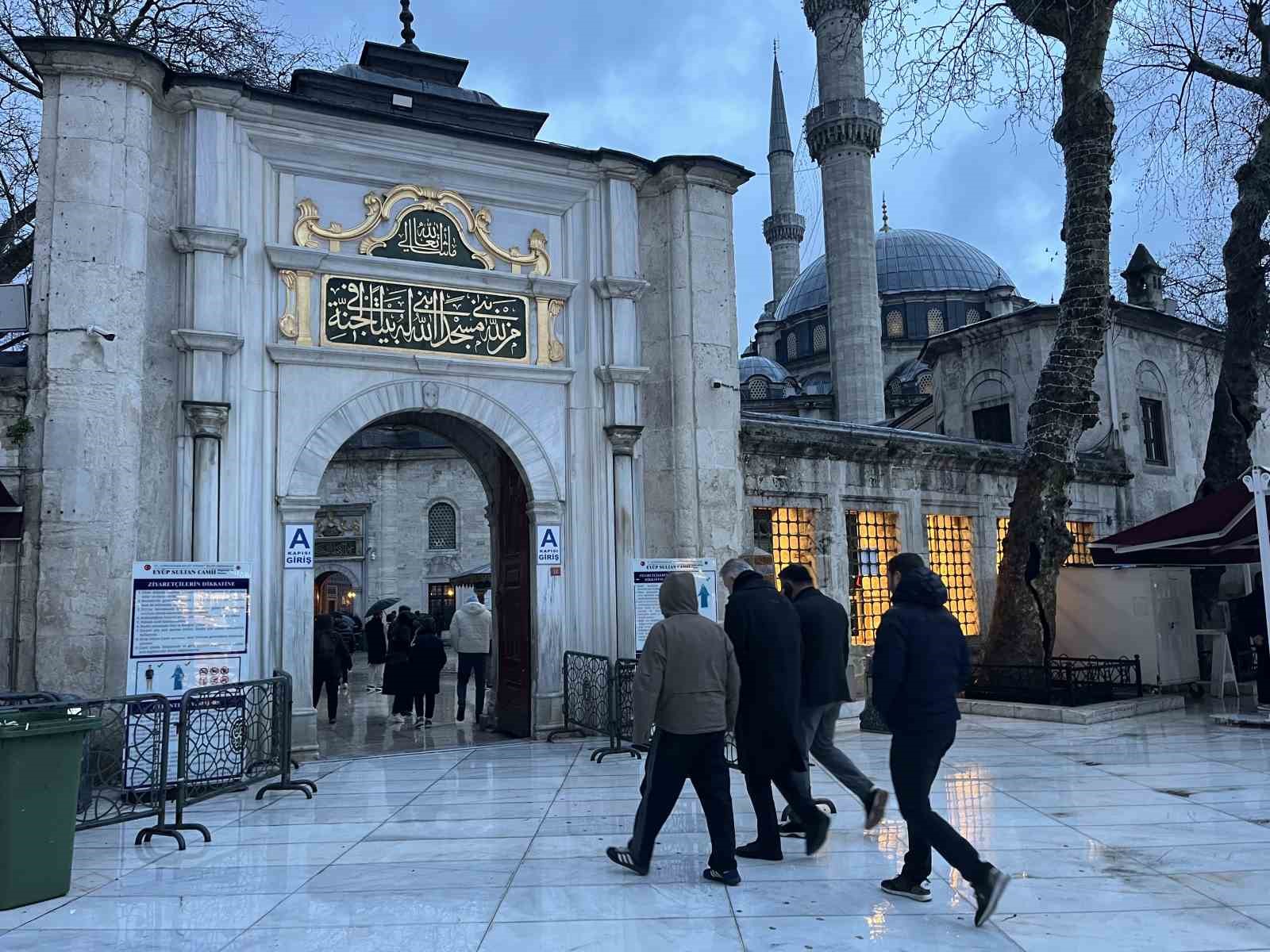 İstanbul’da vatandaşlar bayram namazı için Eyüpsultan Camii’ne akın etti
