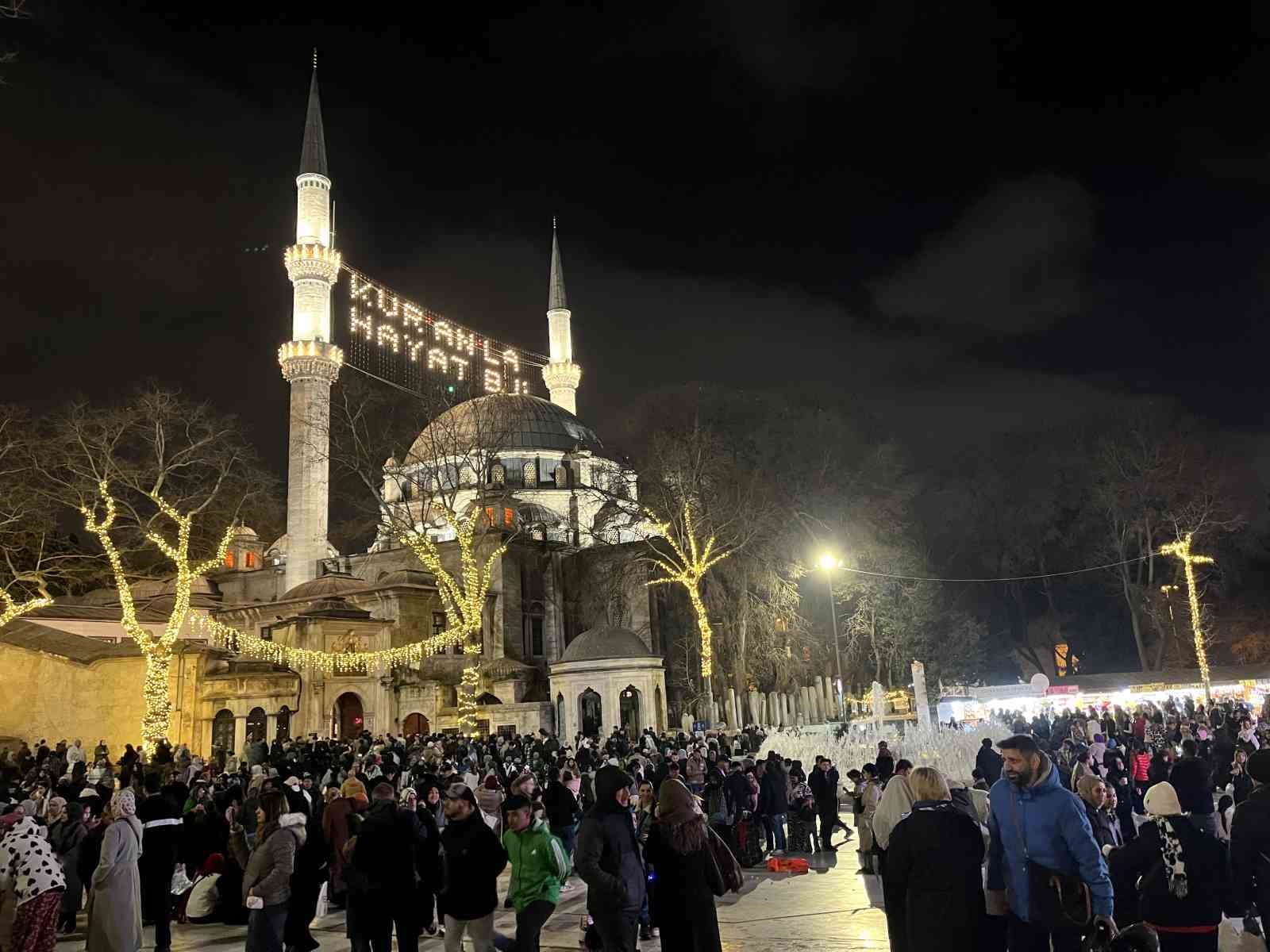 İstanbul’da vatandaşlar Kadir Gecesi’nde Eyüpsultan Camii’ne akın etti
İstanbul’da vatandaşlar Kadir Gecesi’nde Eyüpsultan Camii’ne akın etti