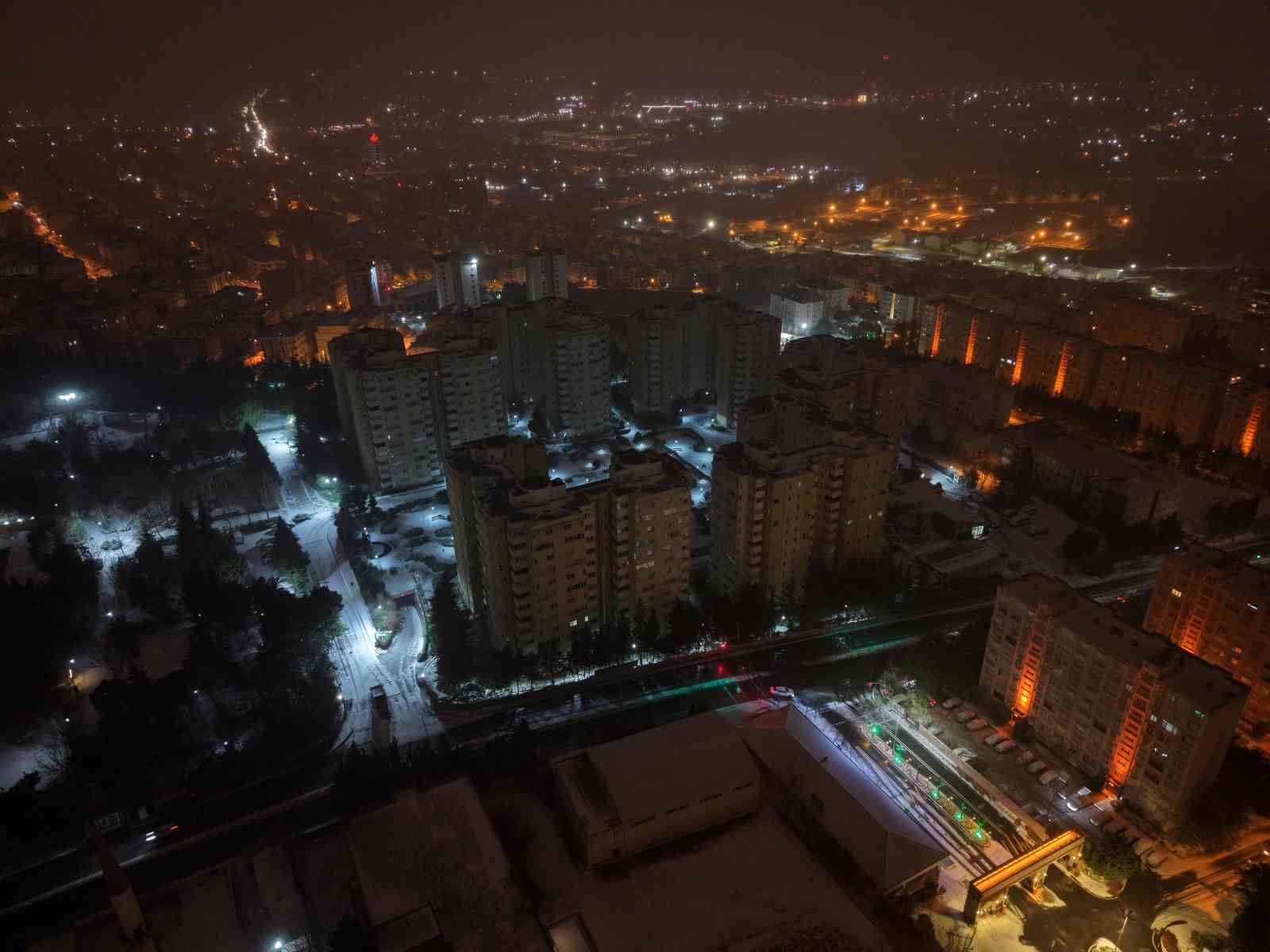 İstanbul’da yoğun kar yağışı böyle görüntülendi
