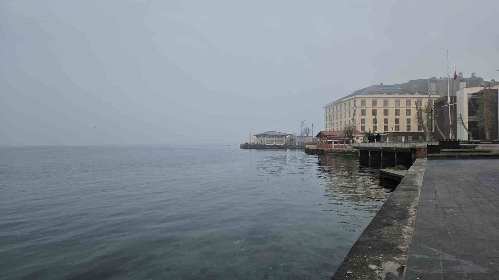 İstanbul’da yoğun sis: Boğaz hattı trafiğe kapatıldı
