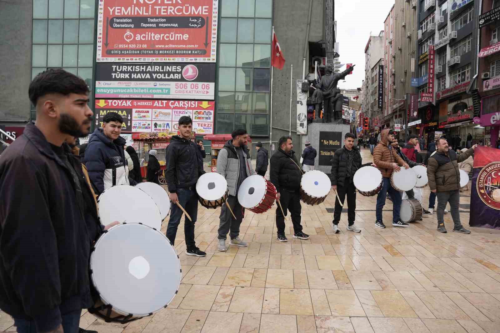 İstanbul’daki davulcular Şirinevler Meydanı’nda sessiz eylem yaptı
İstanbul’daki davulcular Şirinevler Meydanı’nda sessiz eylem yaptı