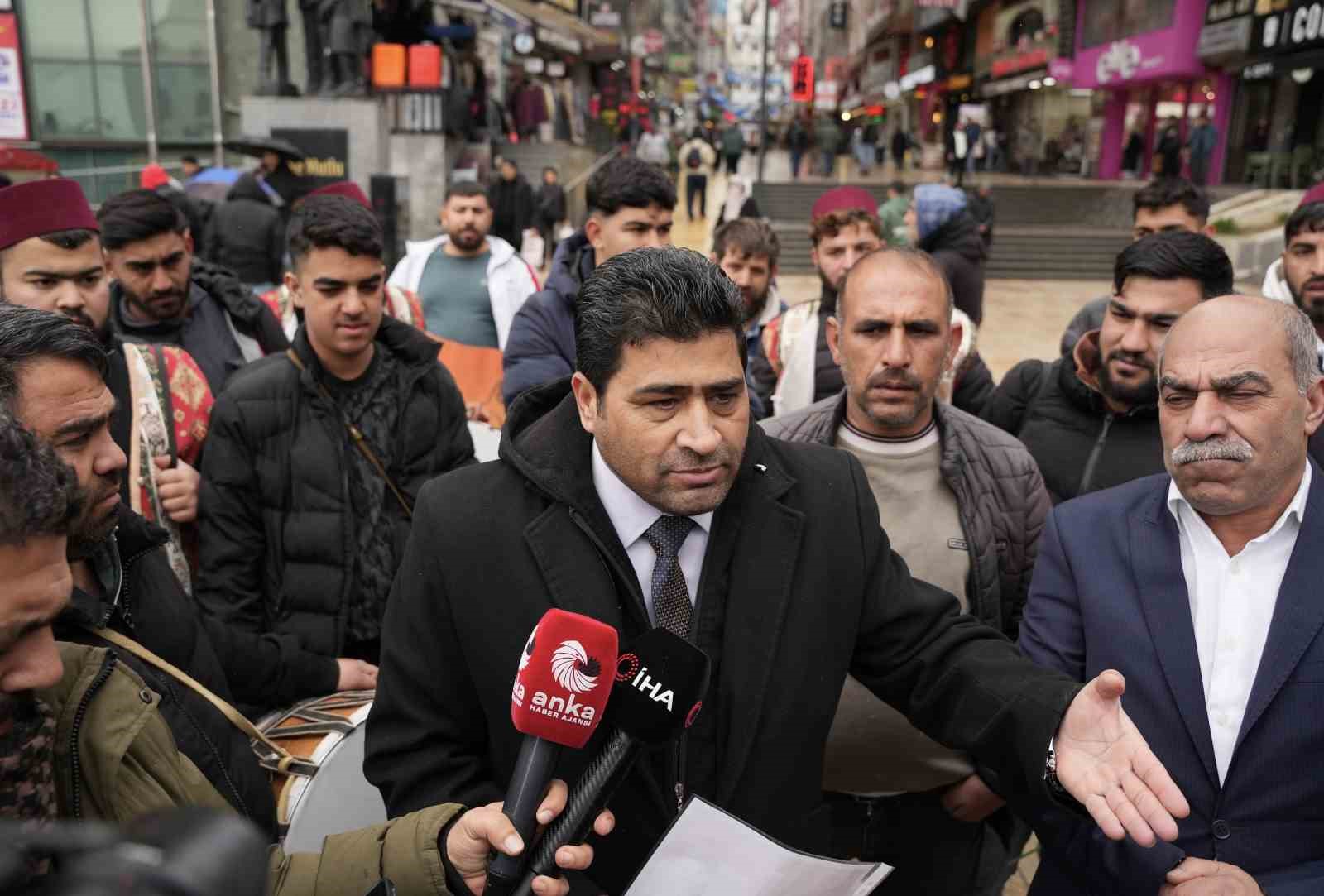 İstanbul’daki davulcular Şirinevler Meydanı’nda sessiz eylem yaptı
İstanbul’daki davulcular Şirinevler Meydanı’nda sessiz eylem yaptı