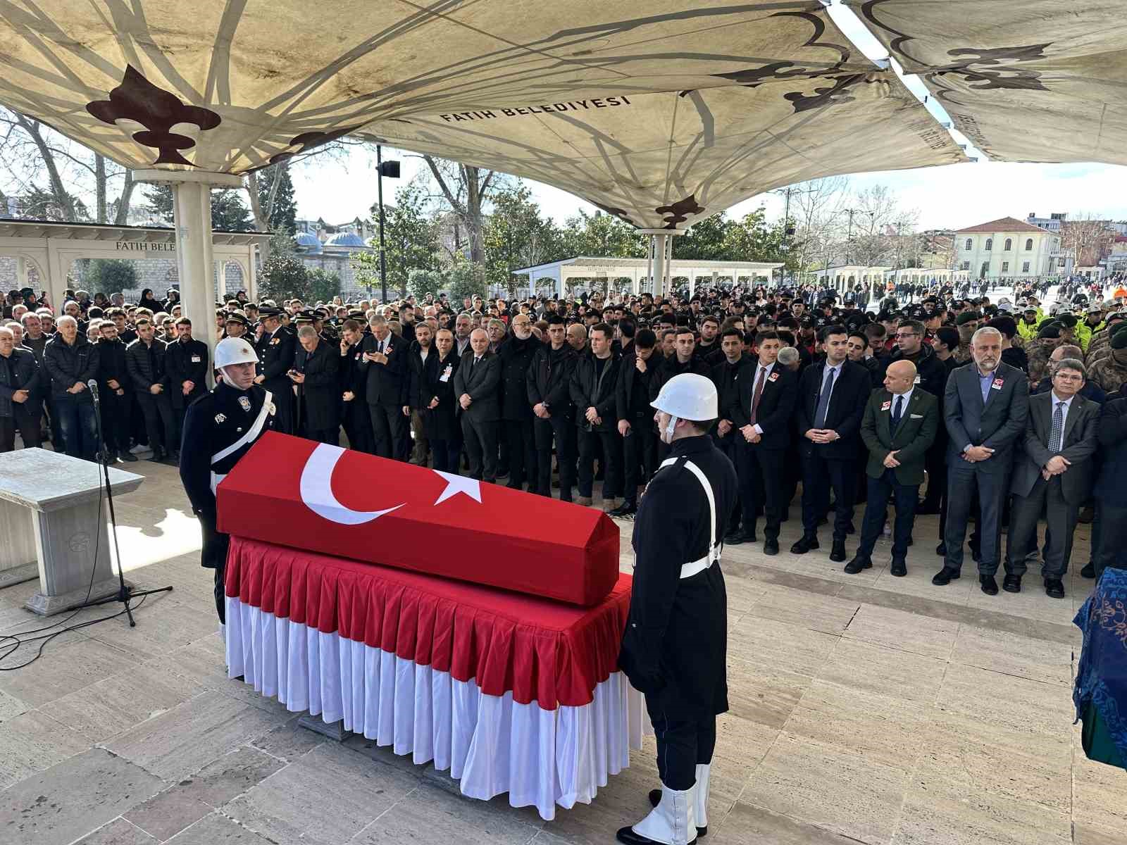 İstanbul’daki kazada şehit olan polis memuru son yolculuğuna uğurlandı

