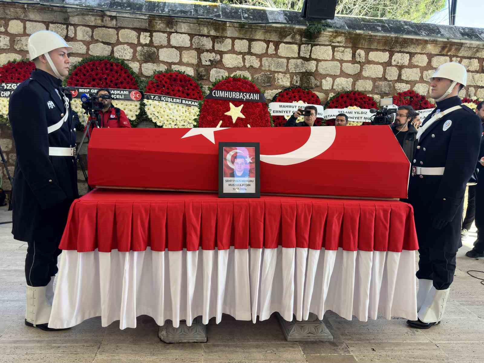 İstanbul’daki kazada şehit olan polis memuru son yolculuğuna uğurlandı
