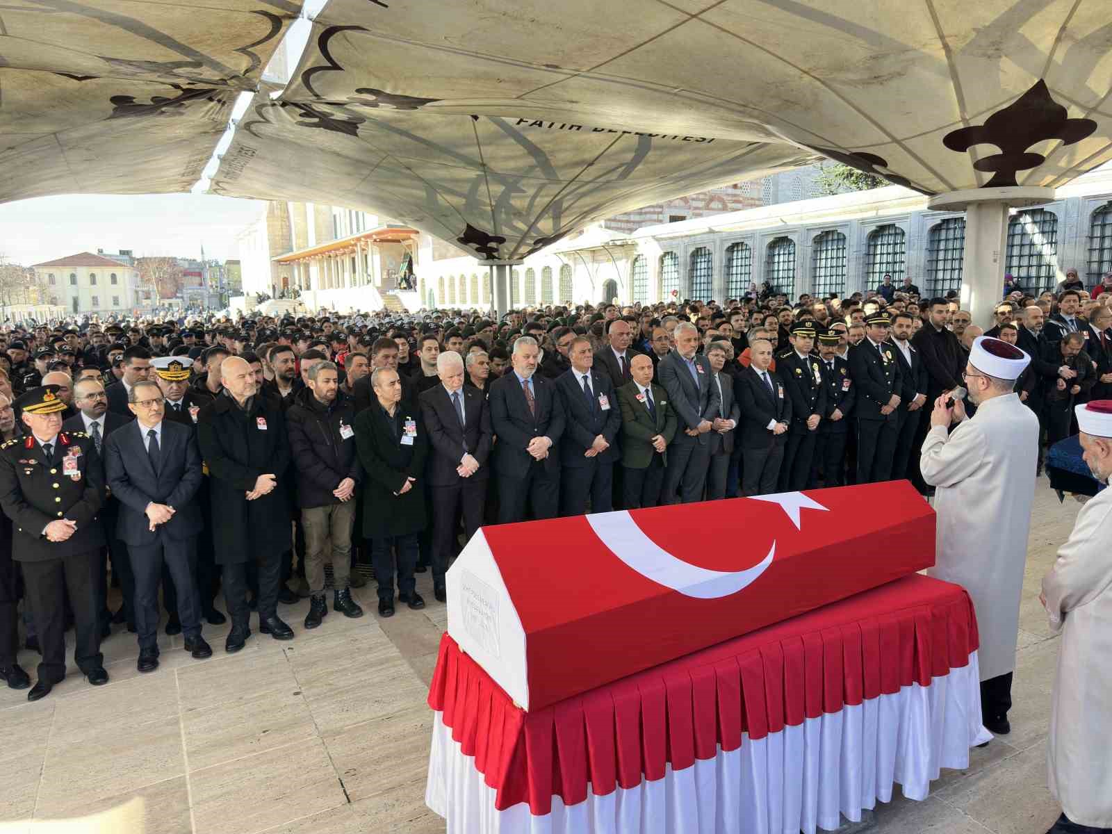 İstanbul’daki kazada şehit olan polis memuru son yolculuğuna uğurlandı
