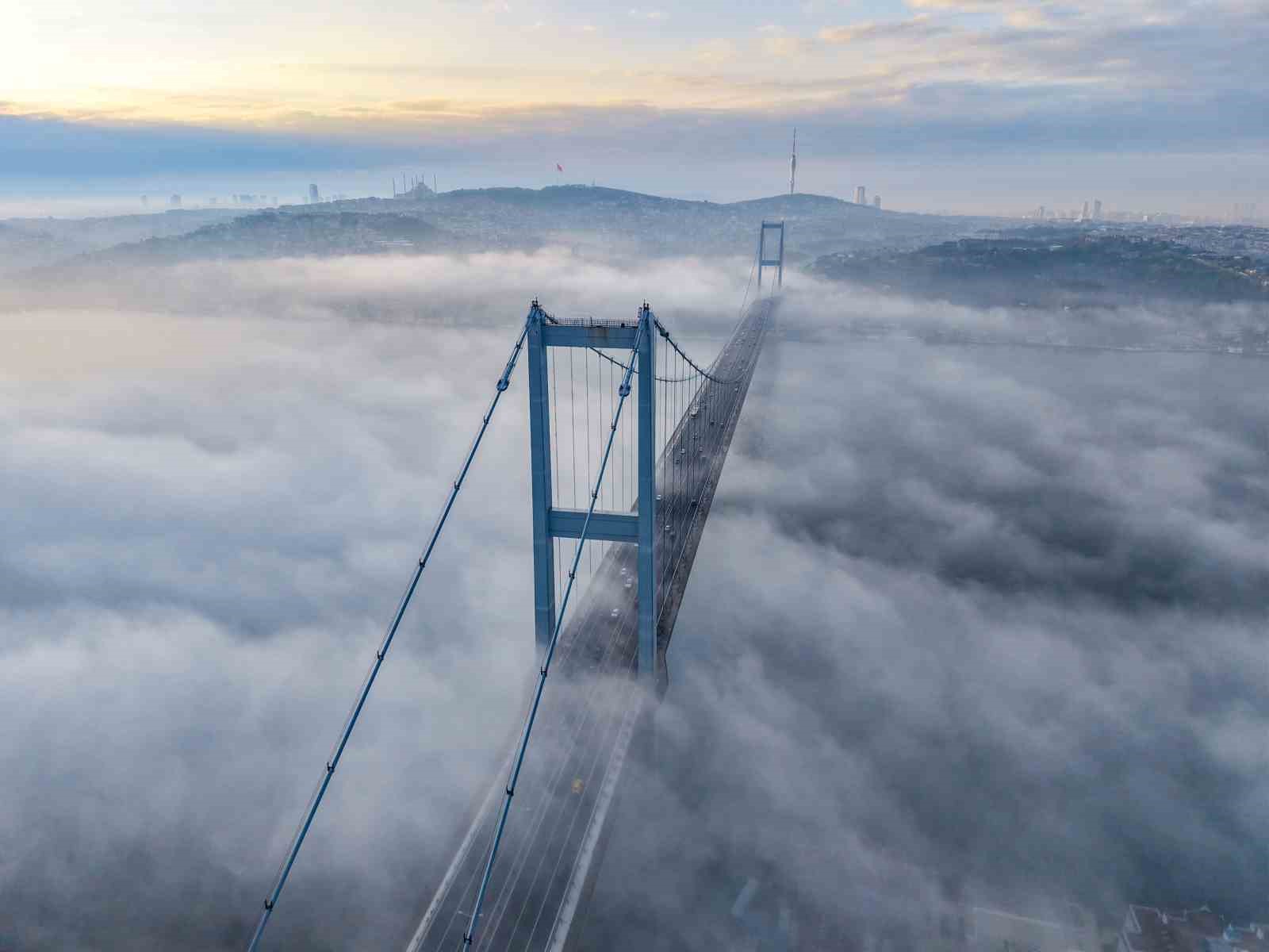 İstanbul’daki yoğun sis Boğaz’da görsel şölen oluşturdu
