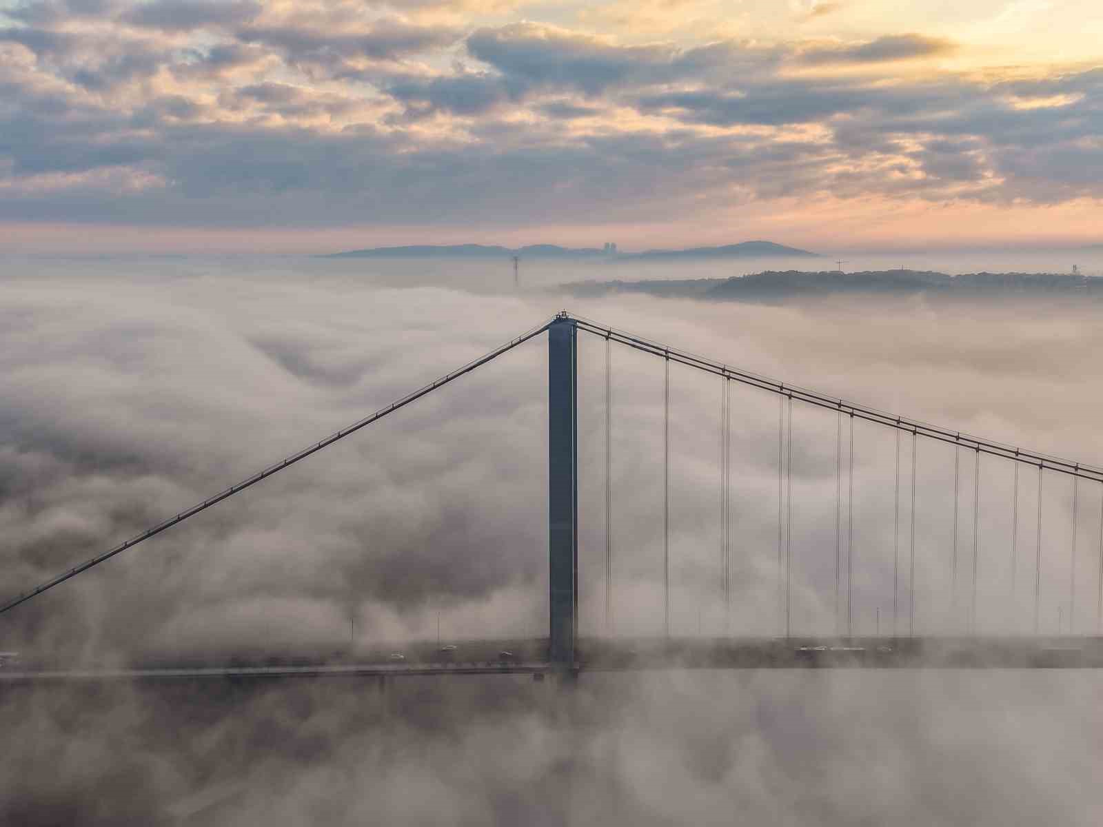 İstanbul’daki yoğun sis Boğaz’da görsel şölen oluşturdu
