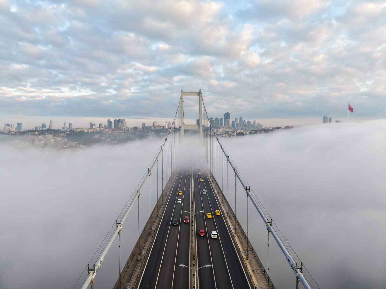 İstanbul’daki yoğun sis Boğaz’da görsel şölen oluşturdu
