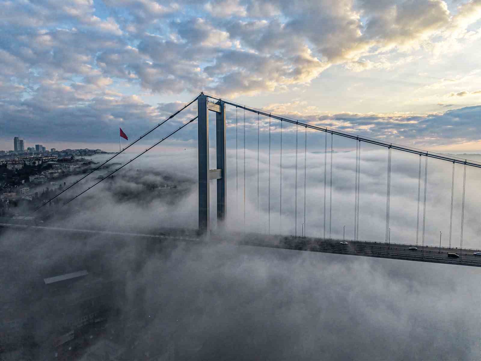 İstanbul’daki yoğun sis Boğaz’da görsel şölen oluşturdu
