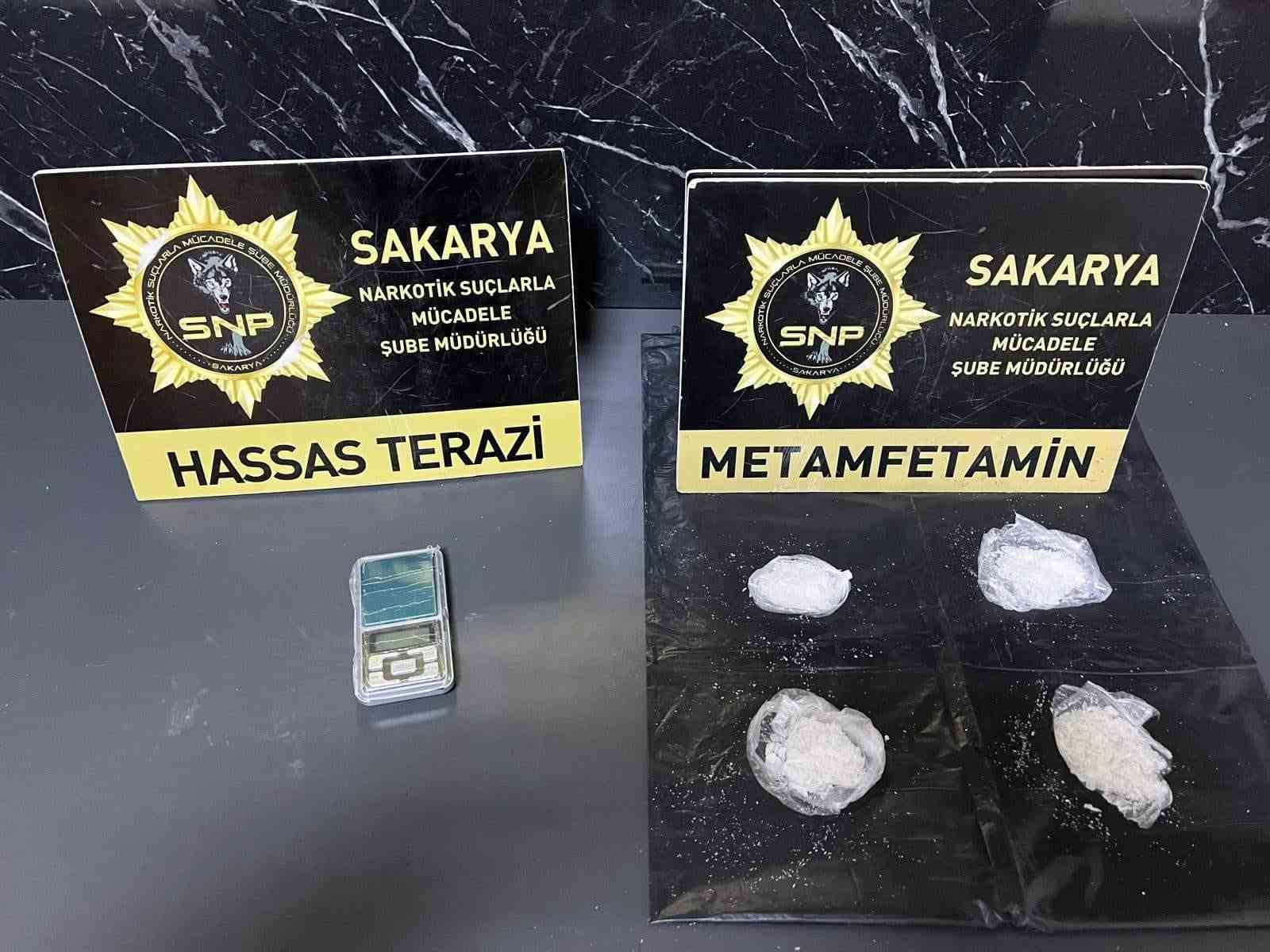 İstanbul’dan Sakarya’ya zehir taşıyan iki şahıs tutuklandı
İstanbul’dan Sakarya’ya zehir taşıyan iki şahıs tutuklandı