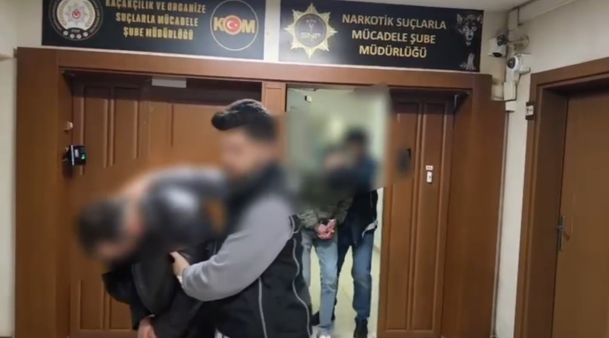 İstanbul’dan takibe alındılar, Sakarya’da yakalandılar: 2 kişi tutuklandı
İstanbul’dan takibe alındılar, Sakarya’da yakalandılar: 2 kişi tutuklandı