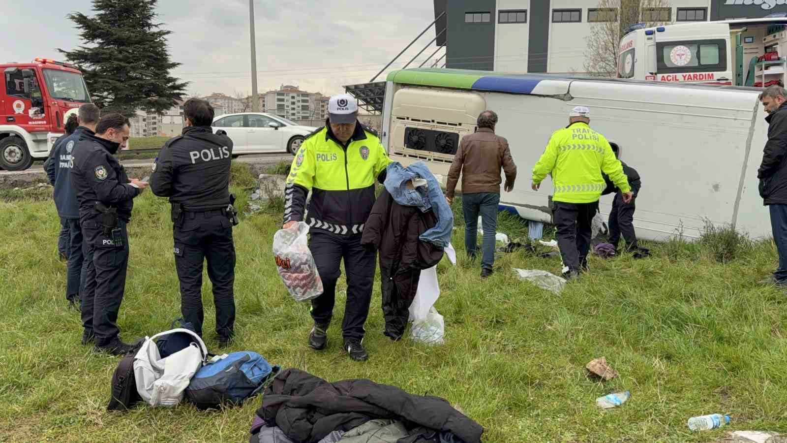 İstanbul’dan yarışmadan dönen öğrencileri taşıyan midibüs şarampole devrildi: 9’u öğrenci 15 yaralı
