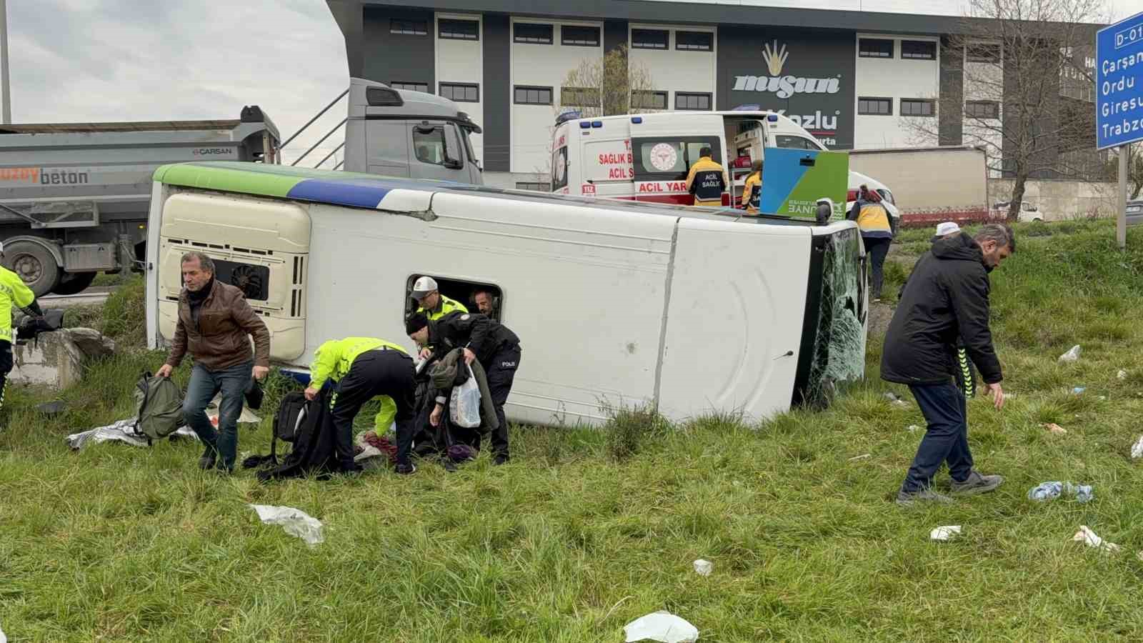 İstanbul’dan yarışmadan dönen öğrencileri taşıyan midibüs şarampole devrildi: 9’u öğrenci 15 yaralı
