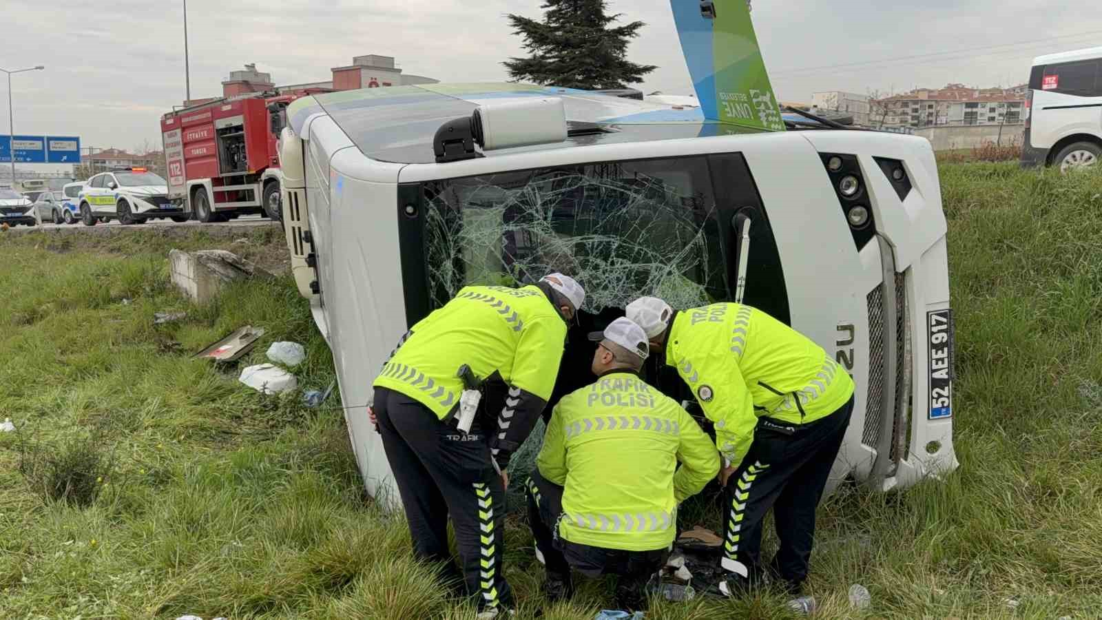 İstanbul’dan yarışmadan dönen öğrencileri taşıyan midibüs şarampole devrildi: 9’u öğrenci 15 yaralı
