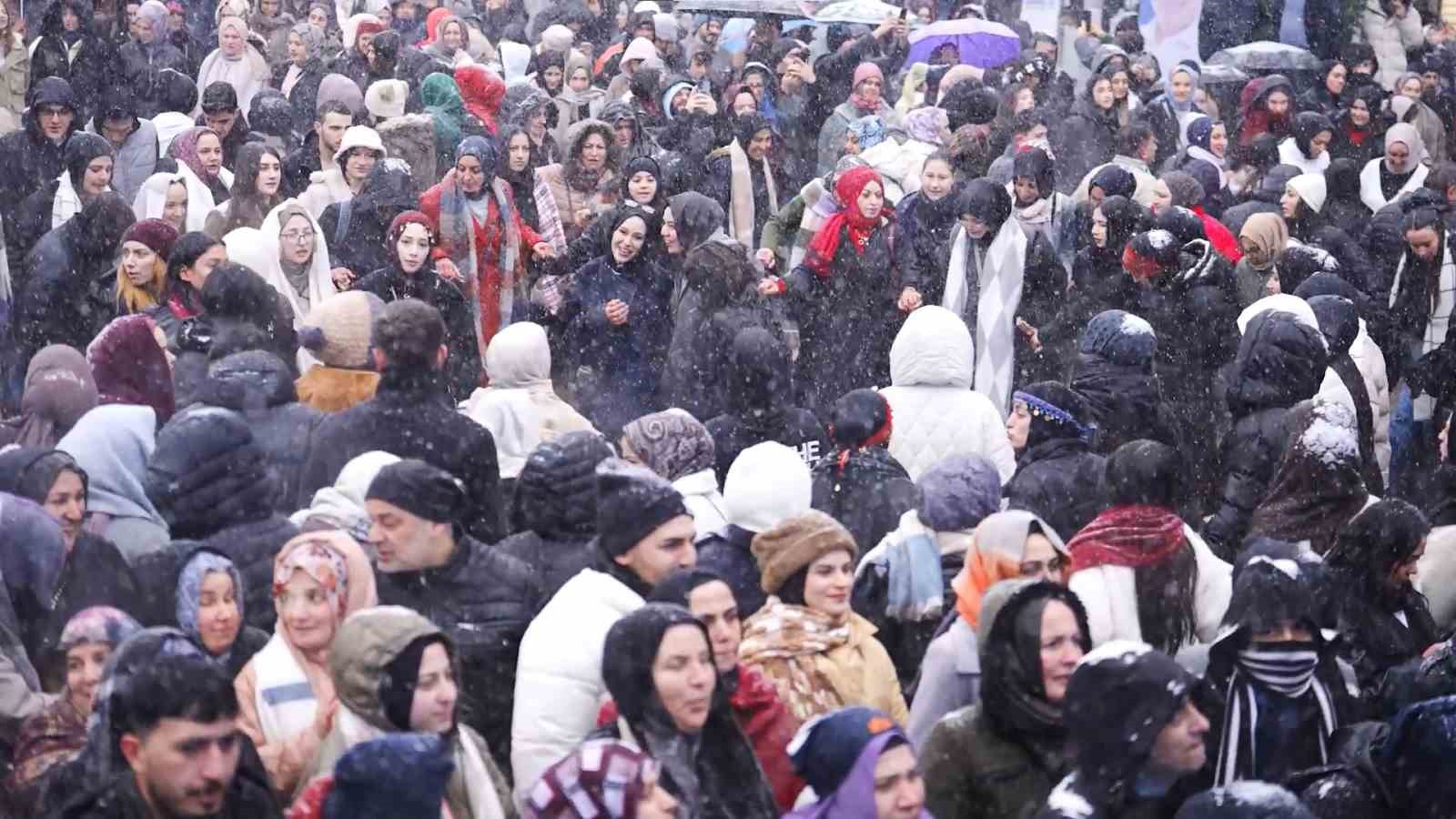 İstanbullular eksi derecede kar altında horon teptiler
