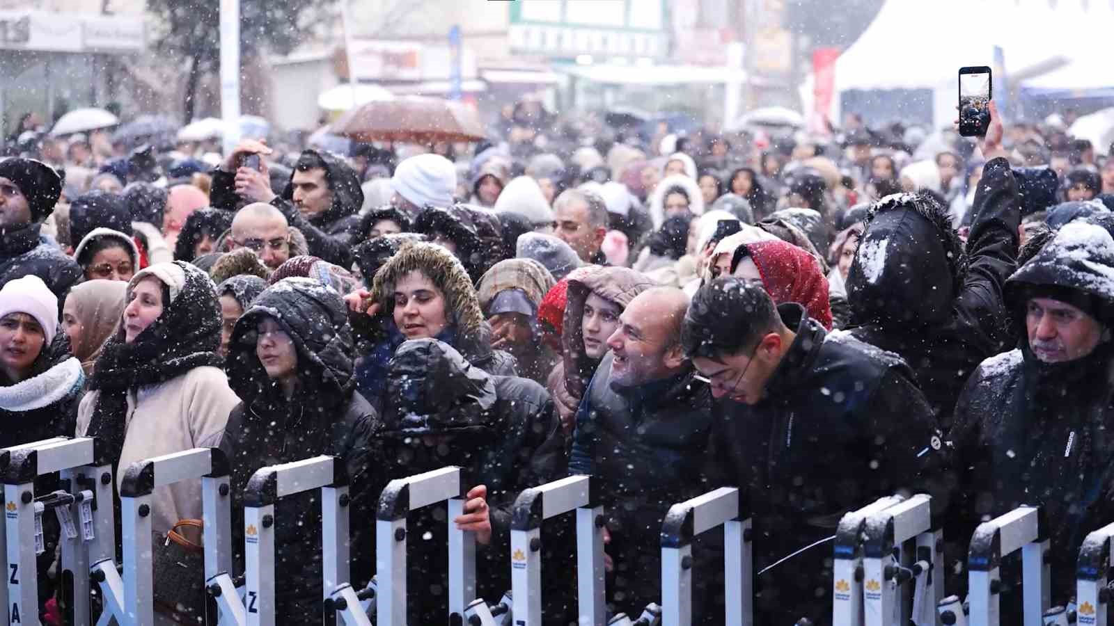 İstanbullular eksi derecede kar altında horon teptiler
