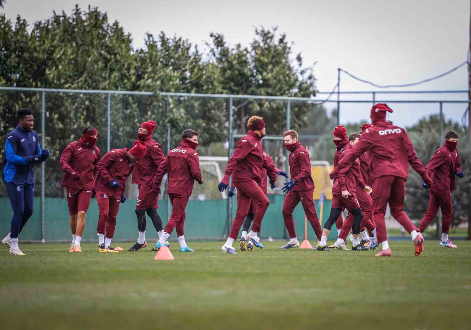 İstanbulspor maçı hazırlıklarını tamamlayan Trabzonspor İstanbul’a gitti
