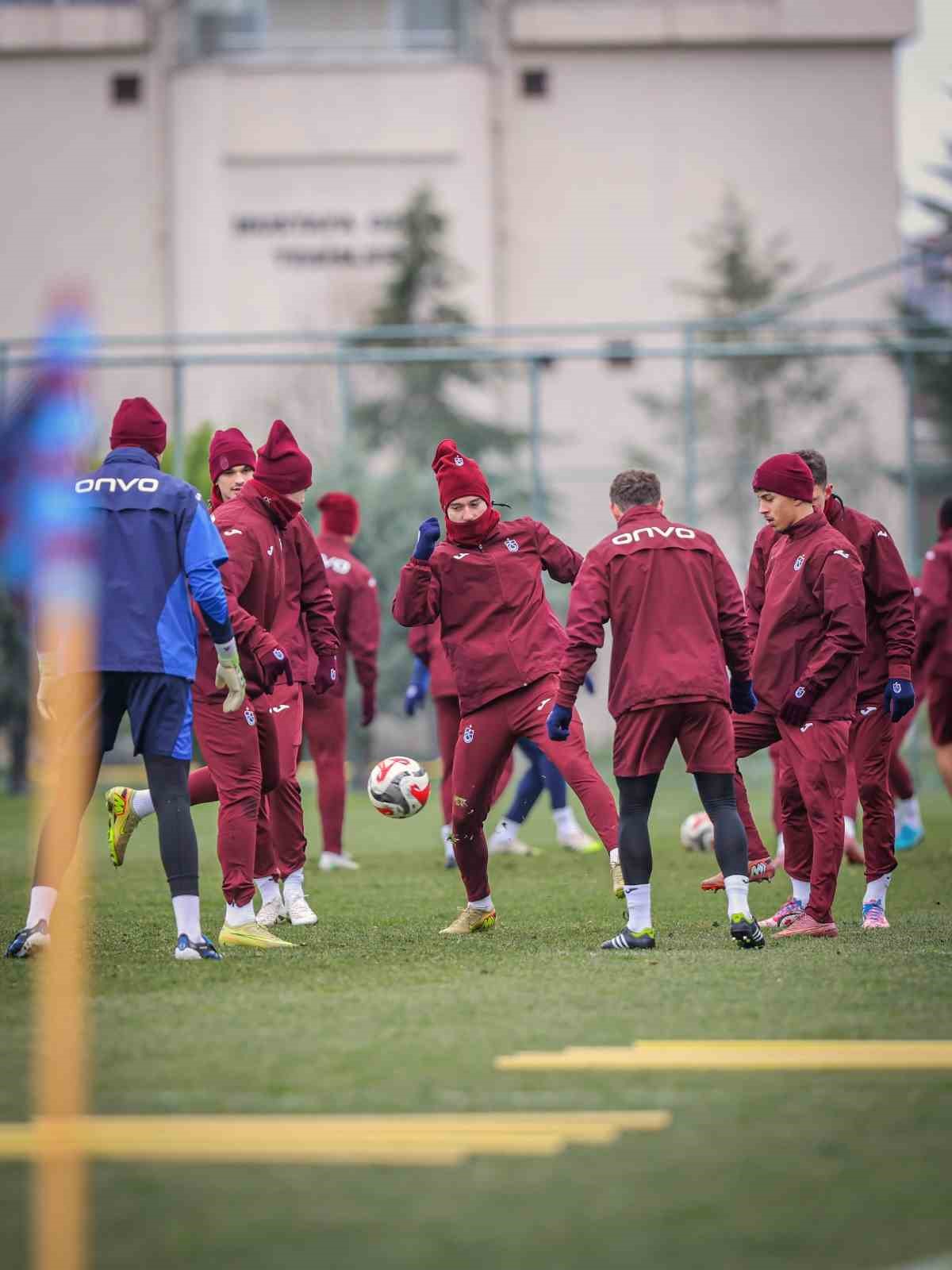 İstanbulspor maçı hazırlıklarını tamamlayan Trabzonspor İstanbul’a gitti
