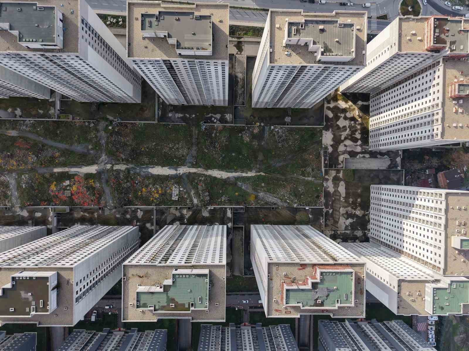 İstanbul’un gökdelen mezarlıkları Esenyurt’ta havadan görüntülendi
