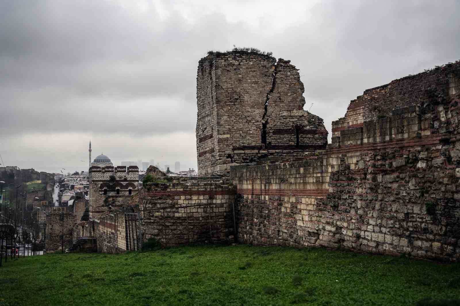 İstanbul’un Kara Surları yıkılmak üzere
İstanbul’un Kara Surları yıkılmak üzere