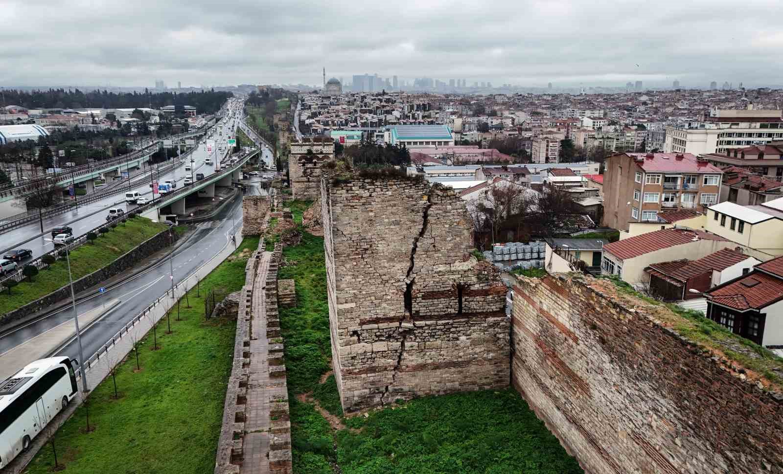 İstanbul’un Kara Surları yıkılmak üzere
İstanbul’un Kara Surları yıkılmak üzere