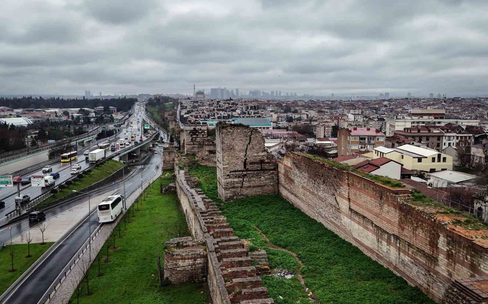 İstanbul’un Kara Surları yıkılmak üzere
İstanbul’un Kara Surları yıkılmak üzere