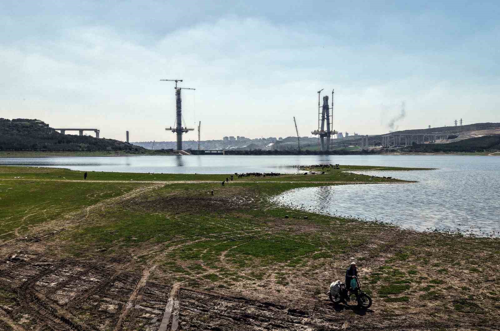 İstanbul’un yeni yüzü; köprü yükselirken keçiler merada
