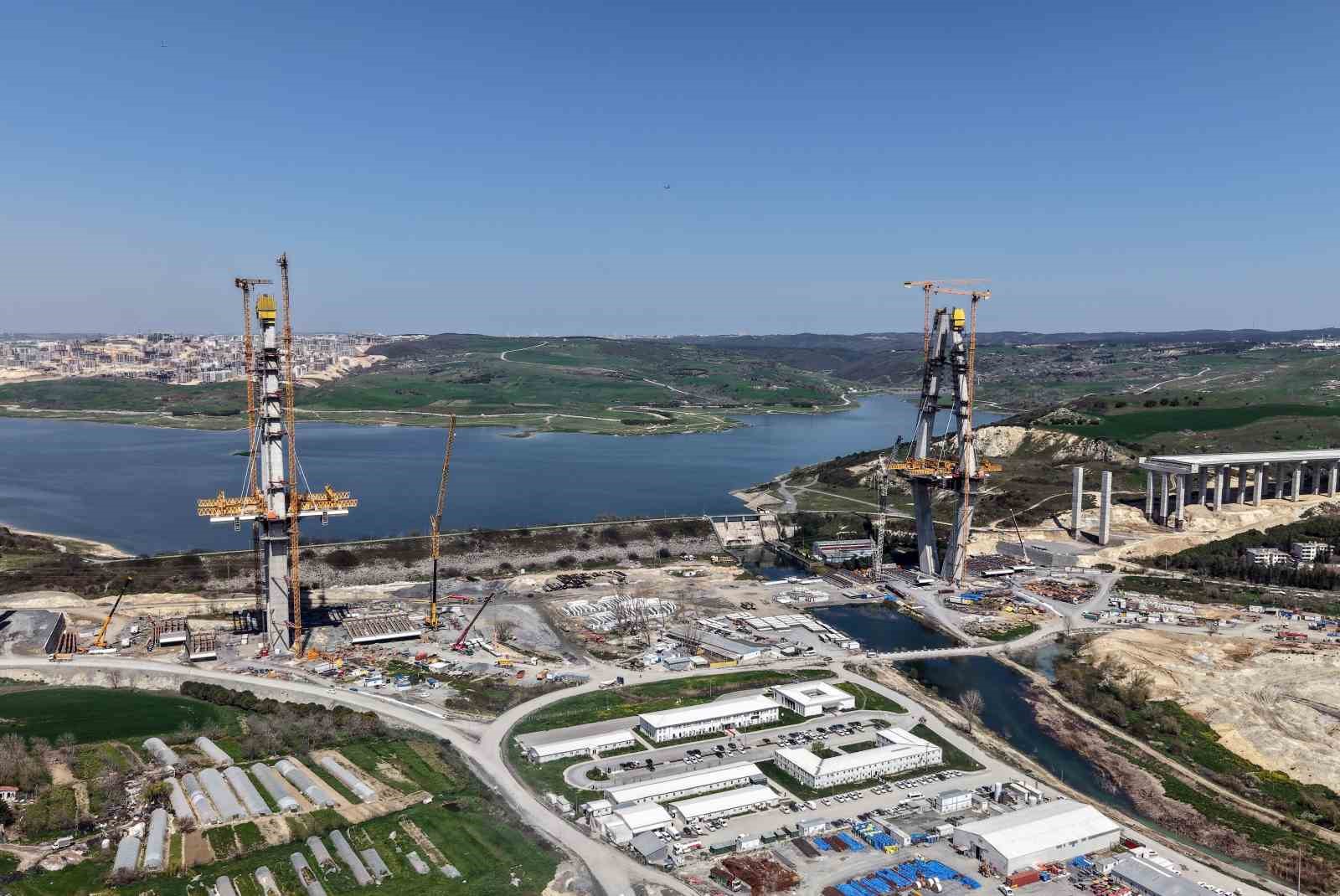 İstanbul’un yeni yüzü; köprü yükselirken keçiler merada
