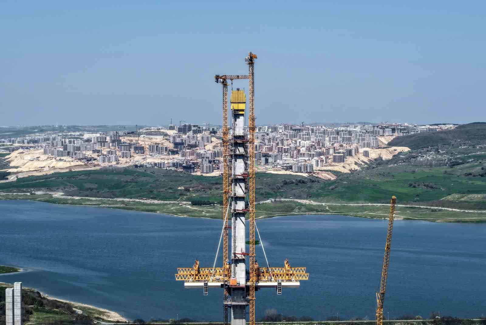 İstanbul’un yeni yüzü; köprü yükselirken keçiler merada
