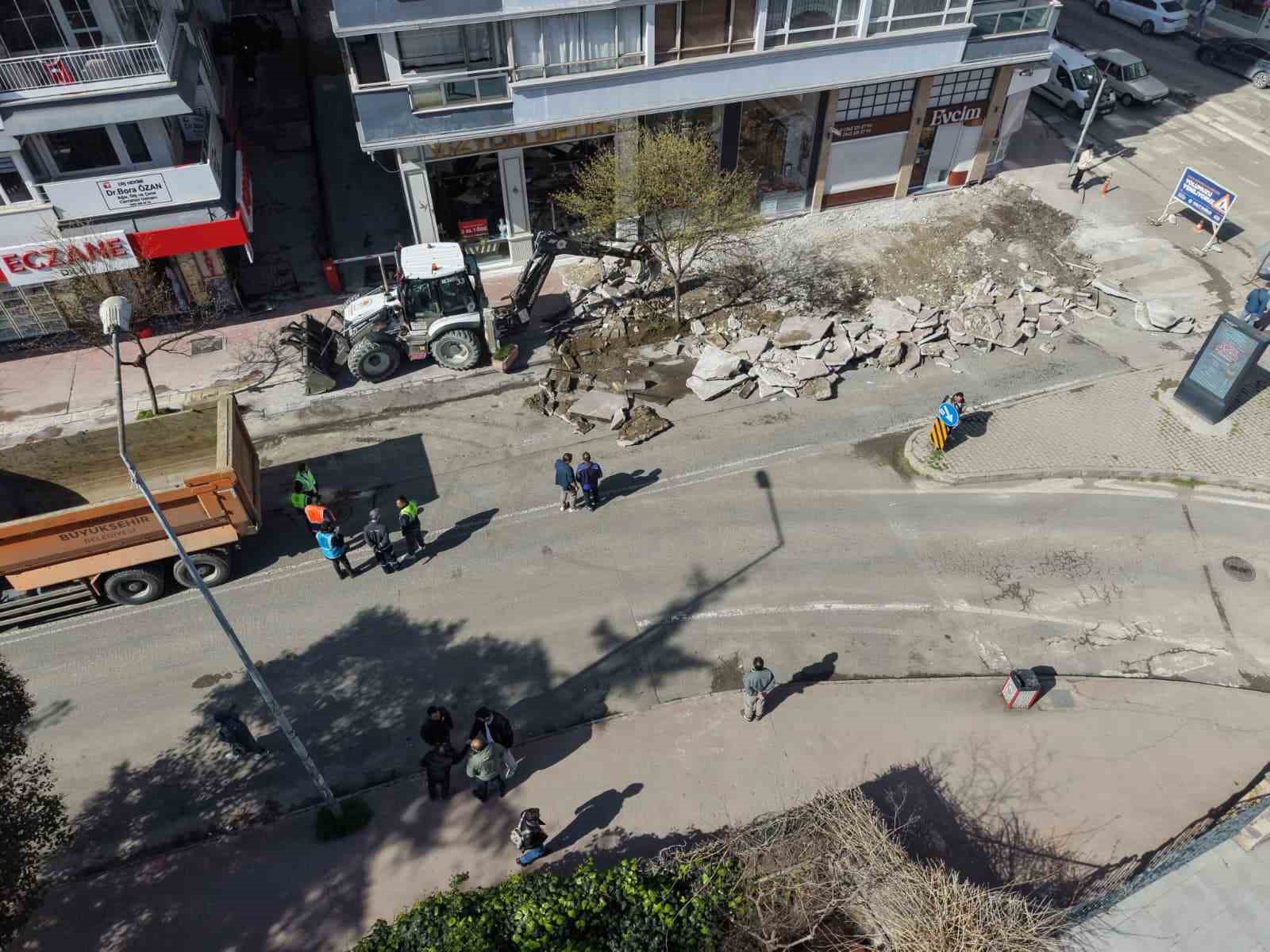 İstiklal Caddesi’nde asfalt ve kaldırım çalışmalarına başlandı
