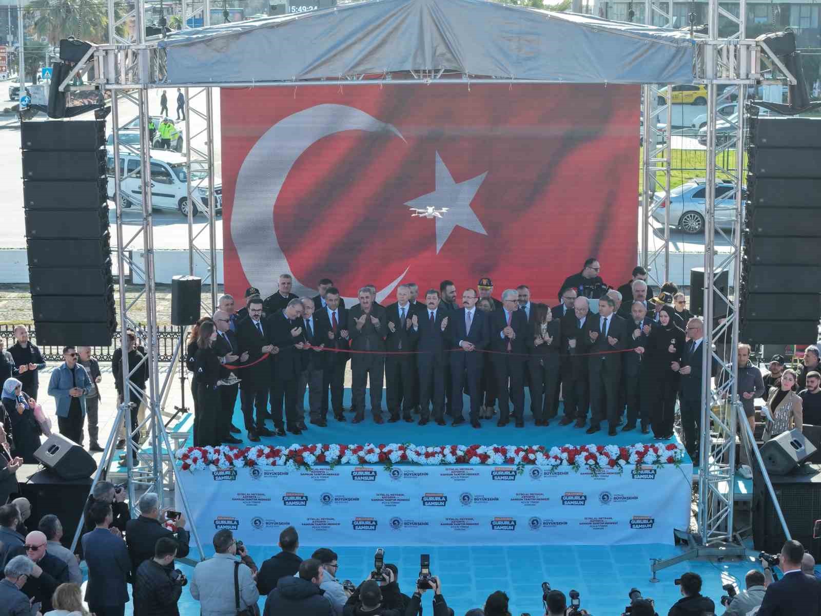 İstiklal Meydanı’na görkemli açılış
