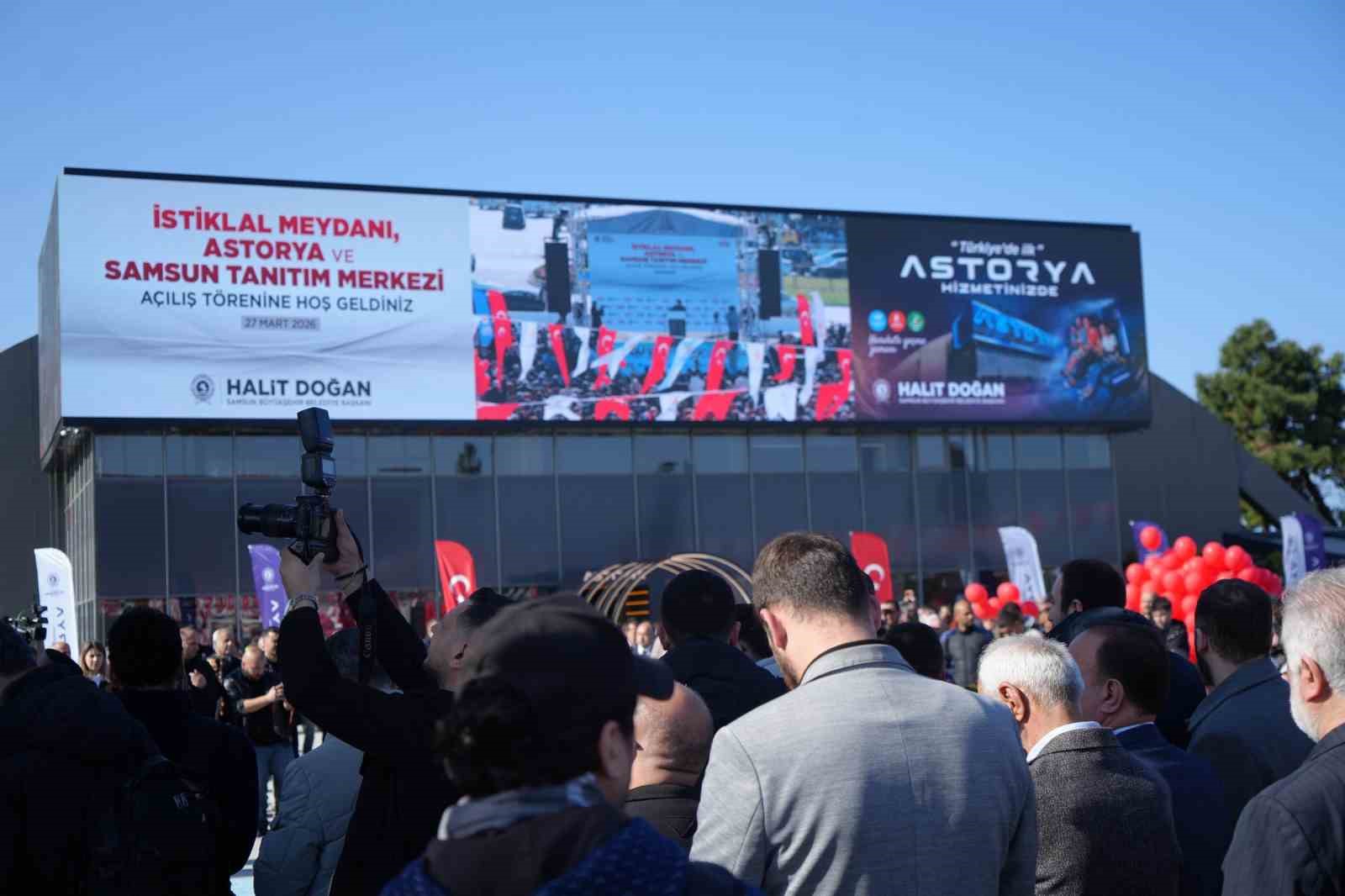 İstiklal Meydanı’na görkemli açılış
