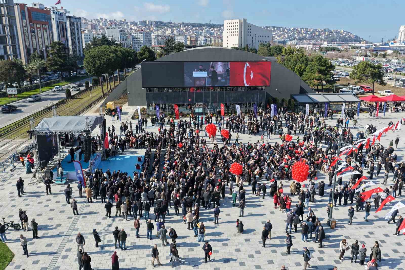 İstiklal Meydanı’na görkemli açılış
