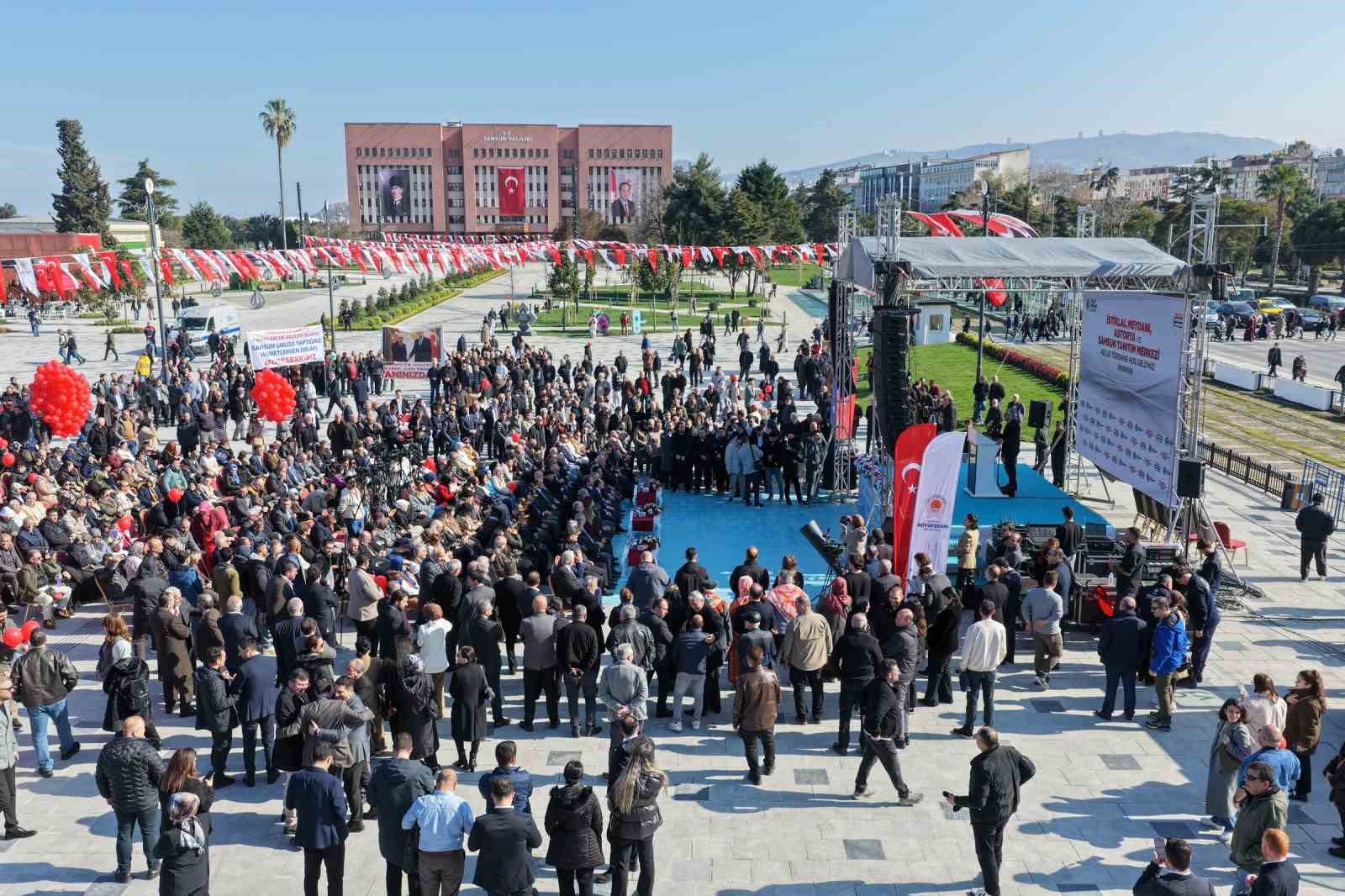 İstiklal Meydanı’na görkemli açılış
